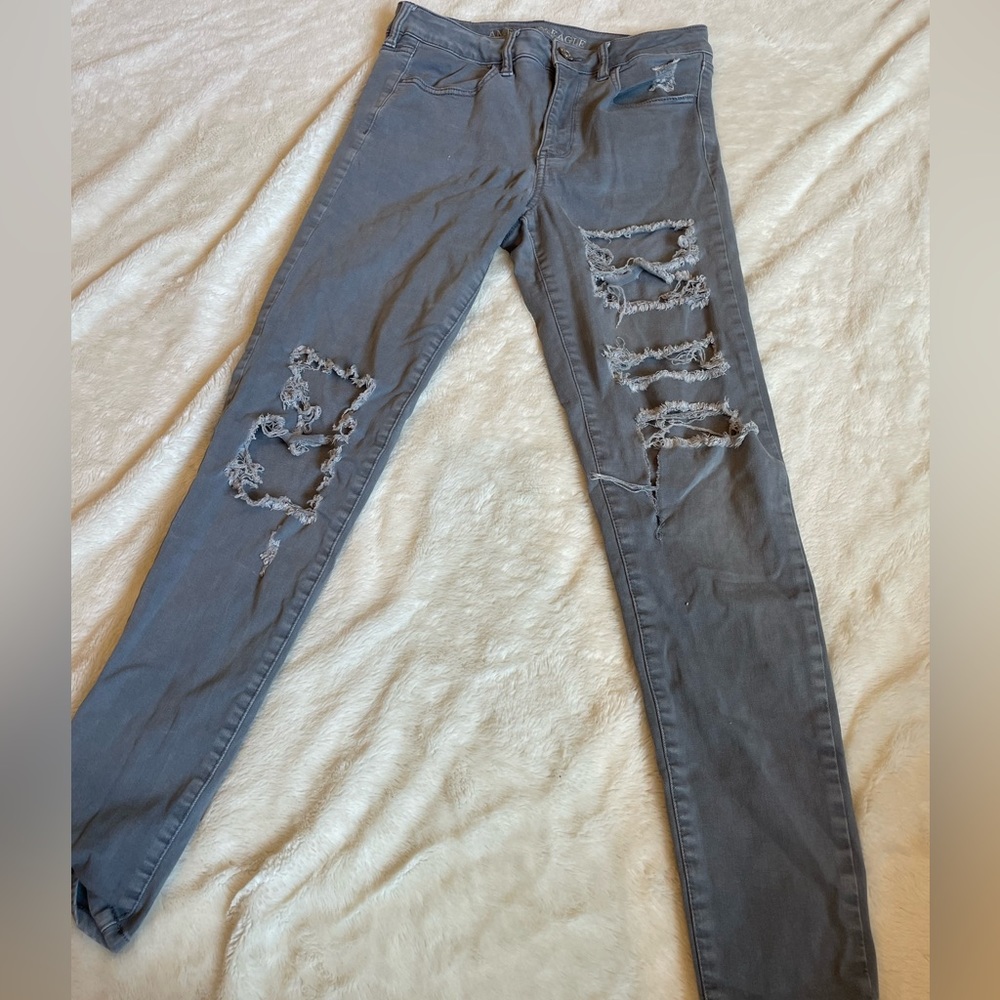 Women’s gray ripped American eagle jeans